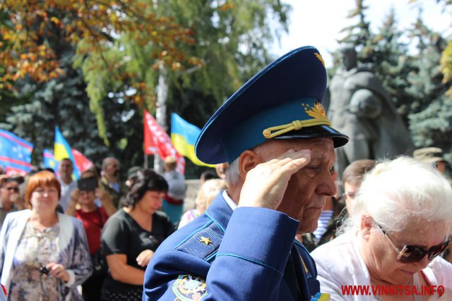 Квіти, сльози і фотографії – у Вінниці відкрили стелу Пам’яті Героям Небесної Сотні та загиблим Героям АТО - фото 33