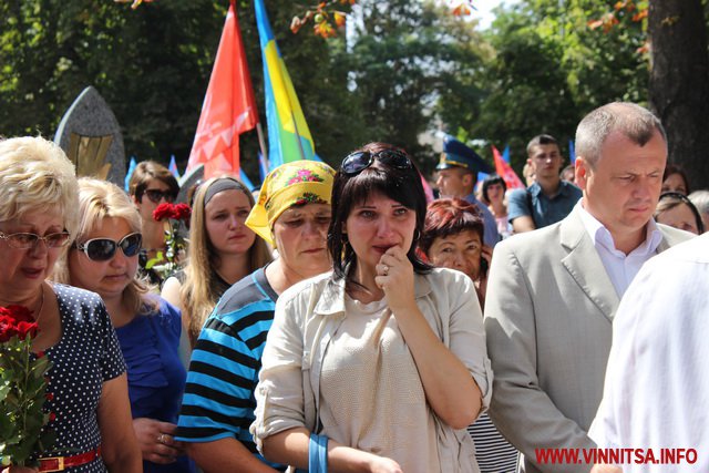 Квіти, сльози і фотографії – у Вінниці відкрили стелу Пам’яті Героям Небесної Сотні та загиблим Героям АТО - фото 34