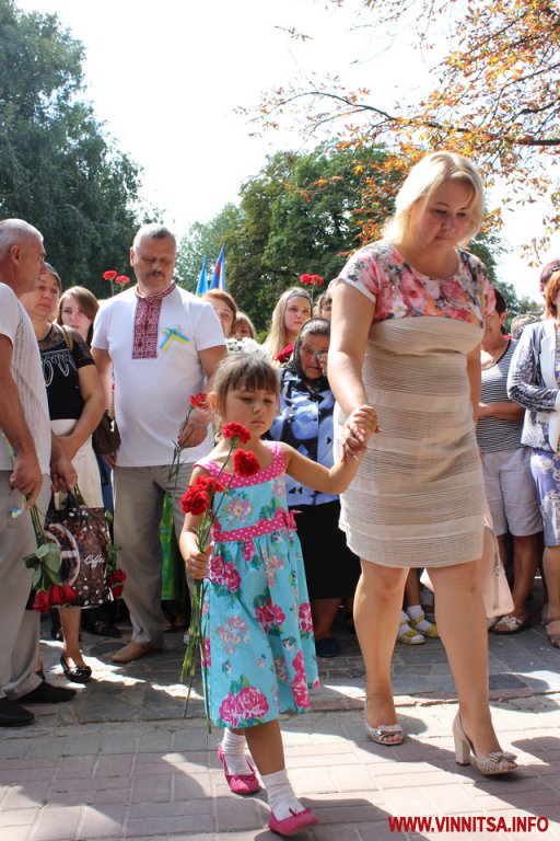 Квіти, сльози і фотографії – у Вінниці відкрили стелу Пам’яті Героям Небесної Сотні та загиблим Героям АТО - фото 39