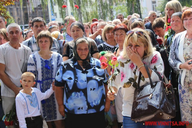 Квіти, сльози і фотографії – у Вінниці відкрили стелу Пам’яті Героям Небесної Сотні та загиблим Героям АТО - фото 42