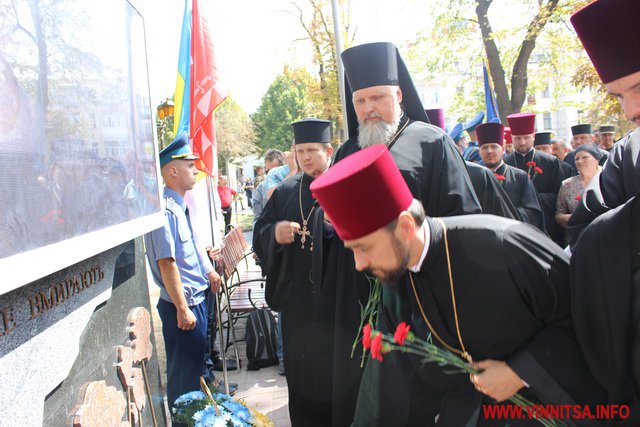 Квіти, сльози і фотографії – у Вінниці відкрили стелу Пам’яті Героям Небесної Сотні та загиблим Героям АТО - фото 47