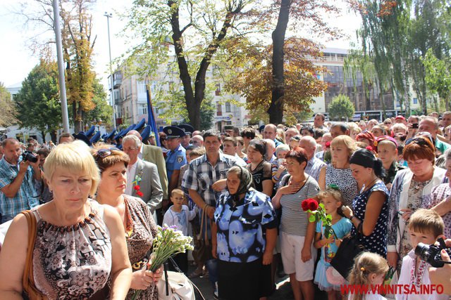 Квіти, сльози і фотографії – у Вінниці відкрили стелу Пам’яті Героям Небесної Сотні та загиблим Героям АТО - фото 48