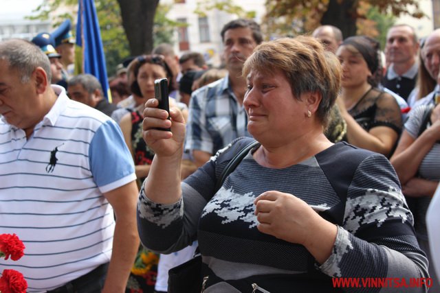 Квіти, сльози і фотографії – у Вінниці відкрили стелу Пам’яті Героям Небесної Сотні та загиблим Героям АТО - фото 53