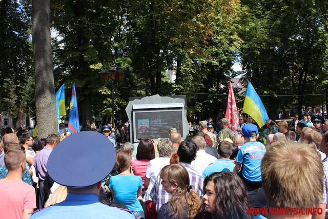 Квіти, сльози і фотографії – у Вінниці відкрили стелу Пам’яті Героям Небесної Сотні та загиблим Героям АТО - фото 57