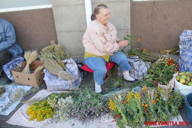 Яблучний Спас у Вінниці: сотні городян прийшли до собору, щоб посвятити яблука, квіти і пироги - фото 27