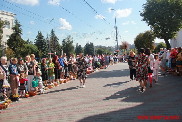 Яблучний Спас у Вінниці: сотні городян прийшли до собору, щоб посвятити яблука, квіти і пироги - фото 41