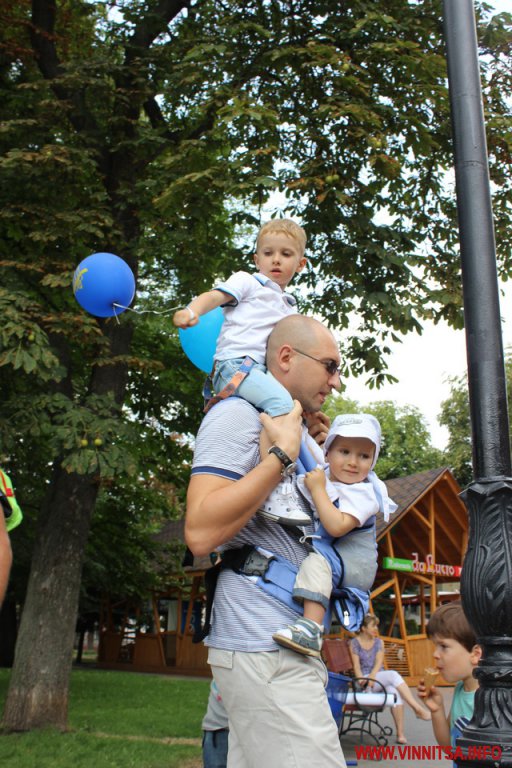 У Вінниці розгорнули «Прапор миру», на якому діти писали побажання бійцям - фото 27