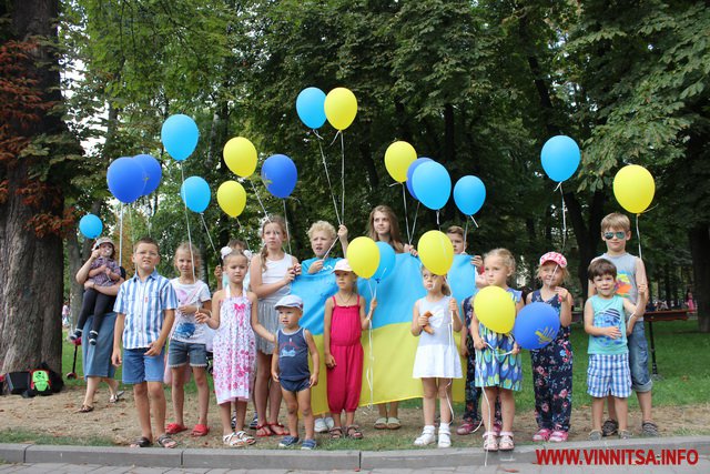 У Вінниці розгорнули «Прапор миру», на якому діти писали побажання бійцям - фото 29