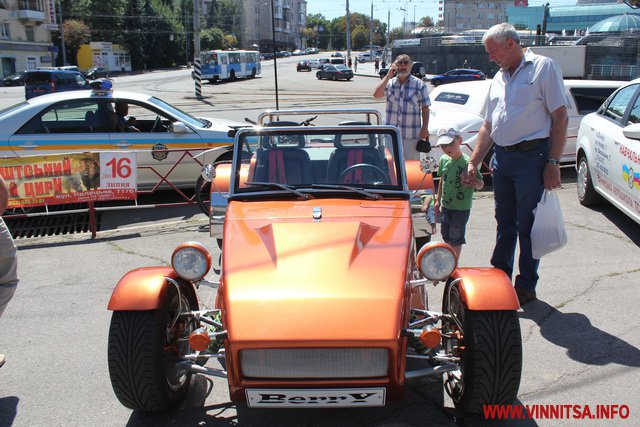 У Вінниці показали автівки, які заправляють від розетки. Фоторепортаж - фото 20