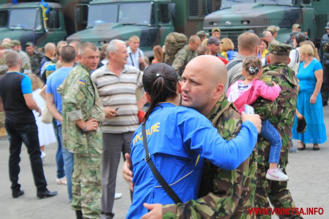 Вінничани зустріли захисників. Бійці Нацгвардії повернулись додому не всі - фото 72