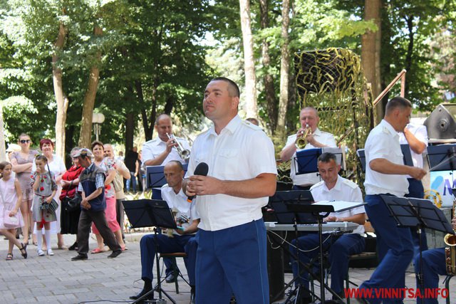 День Конституції вінничани відзначили в парку з шашликом, бігусом, рибою та борщем - фото 5