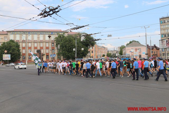 Вінницькі ультраси пройшлися центром міста з димовими шашками - фото 10