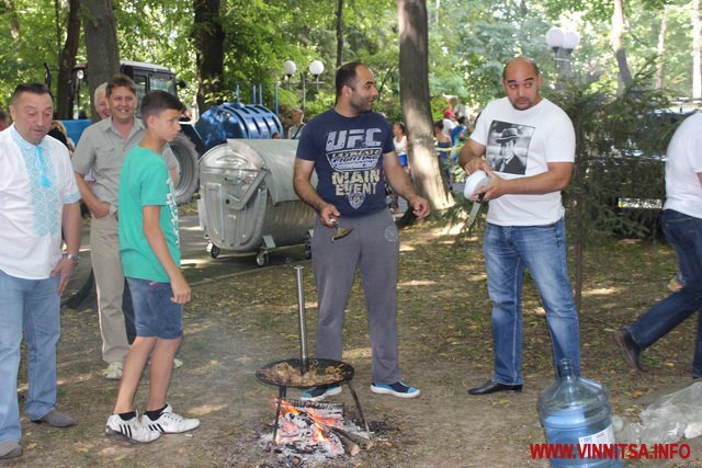 День Конституції вінничани відзначили в парку з шашликом, бігусом, рибою та борщем - фото 85