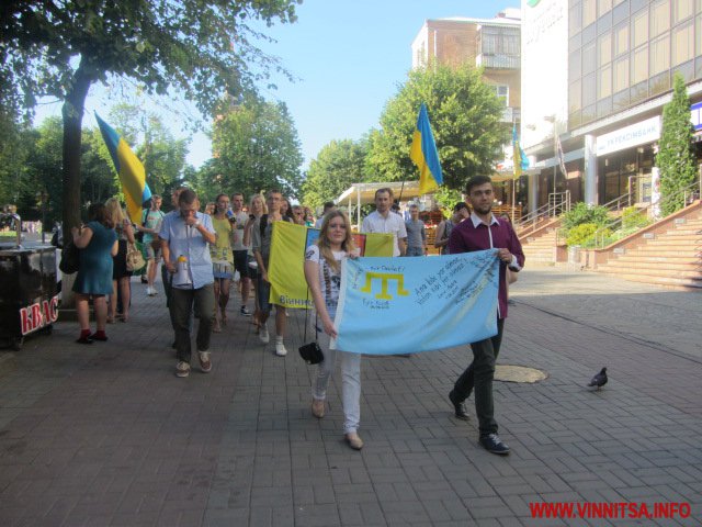 У підтримку кримських татар вінничани пронесли прапор центром міста - фото 14