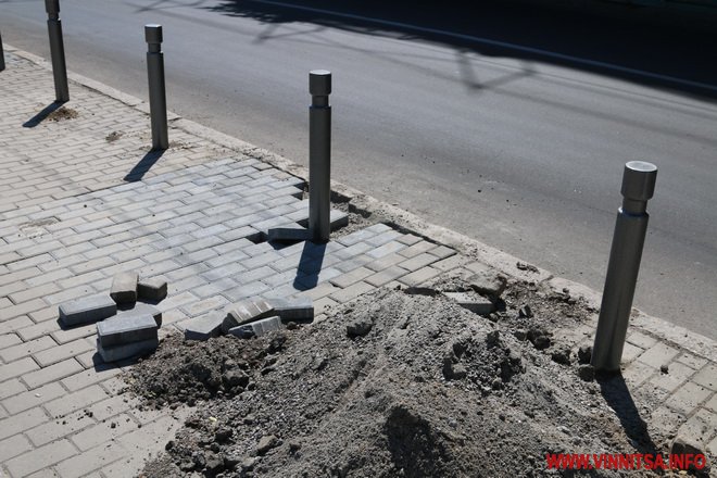 У центрі Вінниці площу обгородили від автівок - фото 6