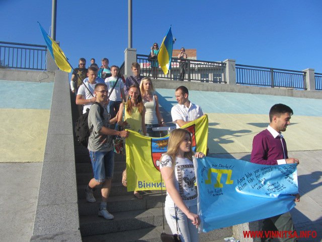 У підтримку кримських татар вінничани пронесли прапор центром міста - фото 24