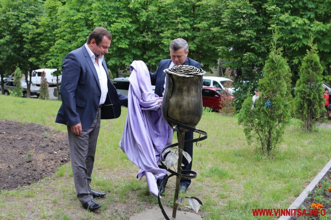 Донеччани «посадили» у Вінниці гігантську троянду, подякувавши за гостинність - фото 4