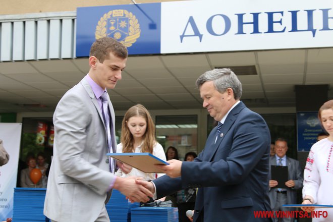 Донеччани «посадили» у Вінниці гігантську троянду, подякувавши за гостинність - фото 35