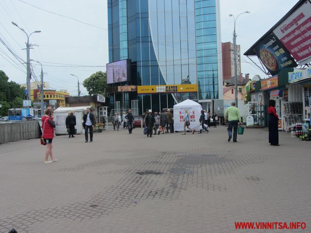 У Вінниці стартувала передвиборча компанія? В наметі з портретом Тимошенко збирають підписи і кличуть на мітинг - фото 5