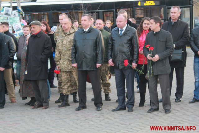 Додому назавжди. Сотні вінничан навколішках зустріли «кіборгів», які загинули біля Донецького аеропорту - фото 32