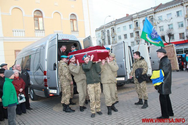 Додому назавжди. Сотні вінничан навколішках зустріли «кіборгів», які загинули біля Донецького аеропорту - фото 35