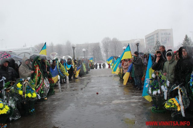 Тисячі вінничан провели в останню путь "кіборгів" 95-ї бригади - фото 57