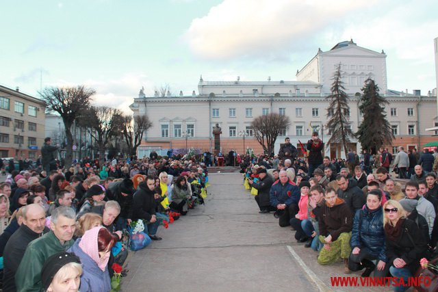 Додому назавжди. Сотні вінничан навколішках зустріли «кіборгів», які загинули біля Донецького аеропорту - фото 43