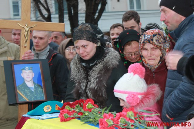 Додому назавжди. Сотні вінничан навколішках зустріли «кіборгів», які загинули біля Донецького аеропорту - фото 54