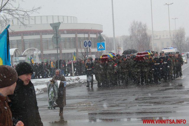 Тисячі вінничан провели в останню путь "кіборгів" 95-ї бригади - фото 73