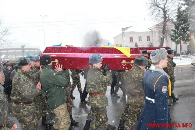 Тисячі вінничан провели в останню путь "кіборгів" 95-ї бригади - фото 76