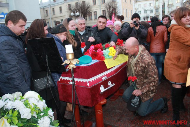 Додому назавжди. Сотні вінничан навколішках зустріли «кіборгів», які загинули біля Донецького аеропорту - фото 61