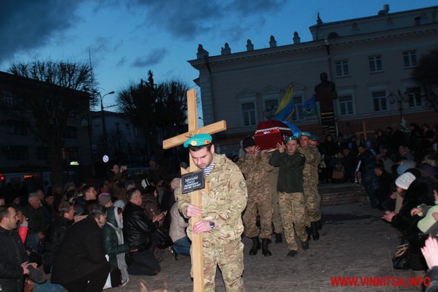 Додому назавжди. Сотні вінничан навколішках зустріли «кіборгів», які загинули біля Донецького аеропорту - фото 72