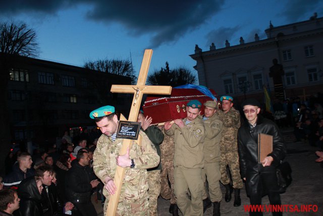 Додому назавжди. Сотні вінничан навколішках зустріли «кіборгів», які загинули біля Донецького аеропорту - фото 73