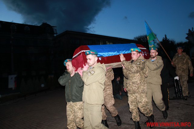 Додому назавжди. Сотні вінничан навколішках зустріли «кіборгів», які загинули біля Донецького аеропорту - фото 77