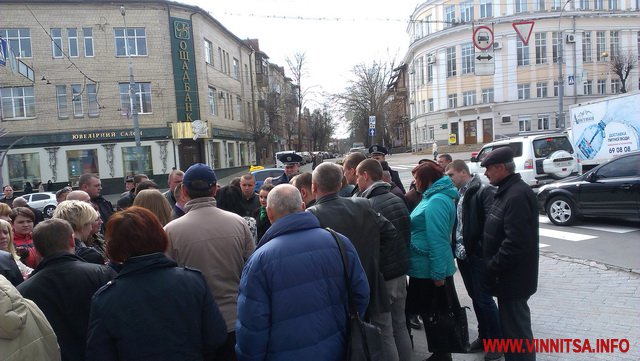 У Вінниці "калетніківські захисники" влаштували "перфоменс" народним депутатам - фото 10