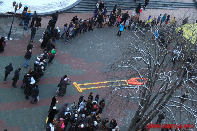 Вінничани запалили свічу в пам'ять загиблих, від рук терористів в Маріуполі та Волновахі - фото 26