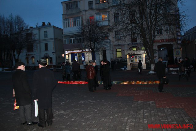 Вінничани запалили свічу в пам'ять загиблих, від рук терористів в Маріуполі та Волновахі - фото 32