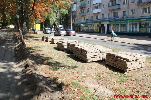 На проспекті Космонавтів зняли залишки асфальту: почали реконструкцію. Фоторепортаж - фото 23