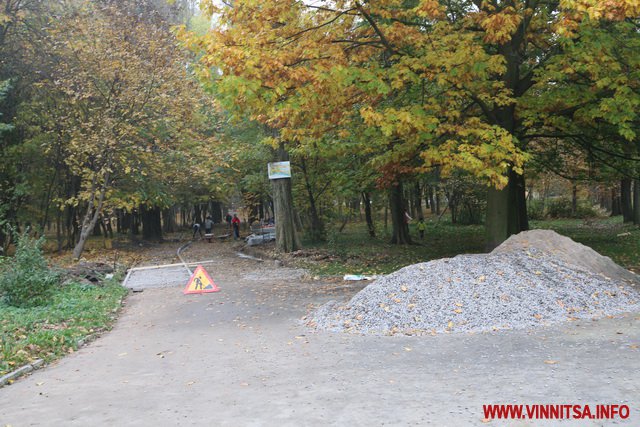 В парку Дружби народів та Лісопарку облаштовують зони відпочинку. Фоторепортаж - фото 13