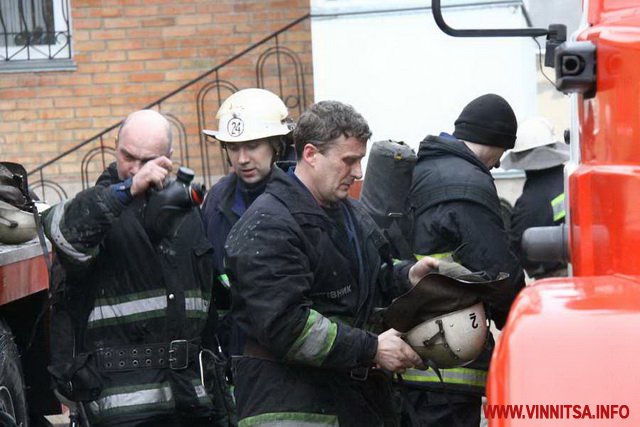 У Вінниці палаючий гуртожиток рятувальники загасили менше ніж за півгодини - фото 4