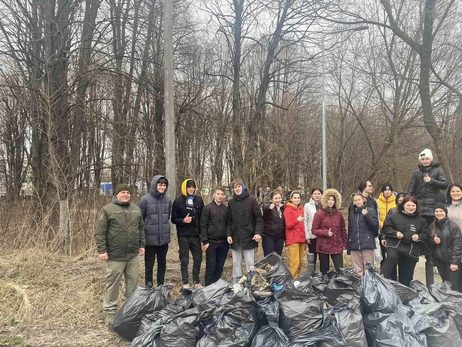 Вінницькі студенти прибрали в парку та на стадіоні. Зібрали 70 пакетів зі сміттям - фото 3