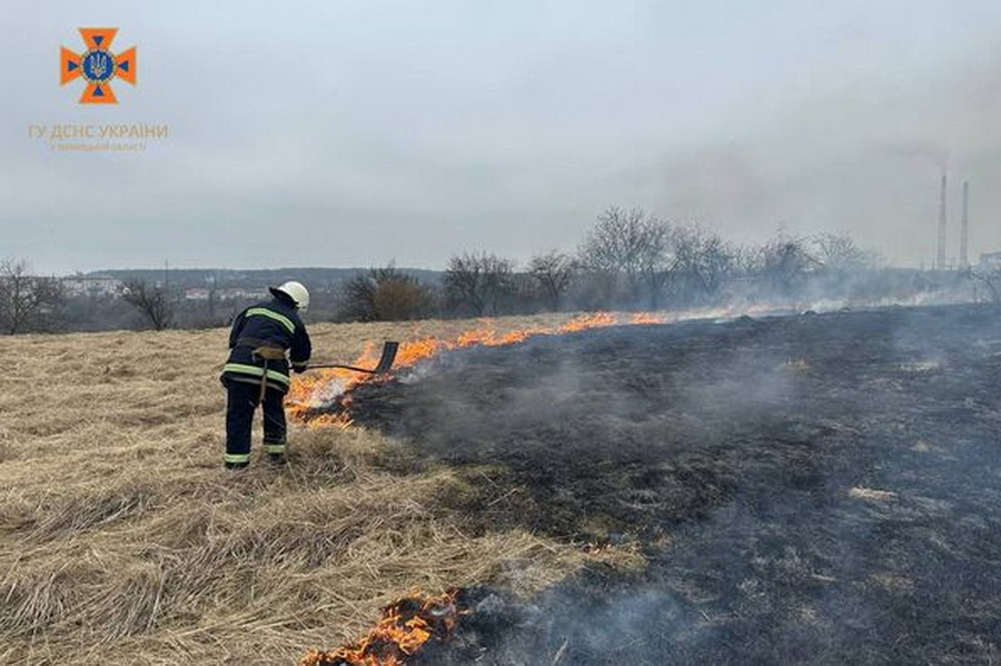 Вінницькі рятувальники продовжують гасити пожежі в екосистемах та закликають людей не палити сміття