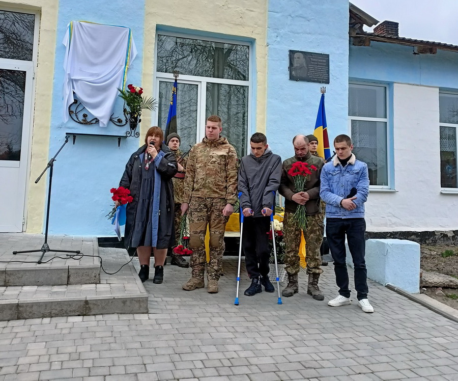 На Вінниччині відкрили меморіальну дошку 20-річному загиблому гранатометнику Семену Ляшуку  - фото 3