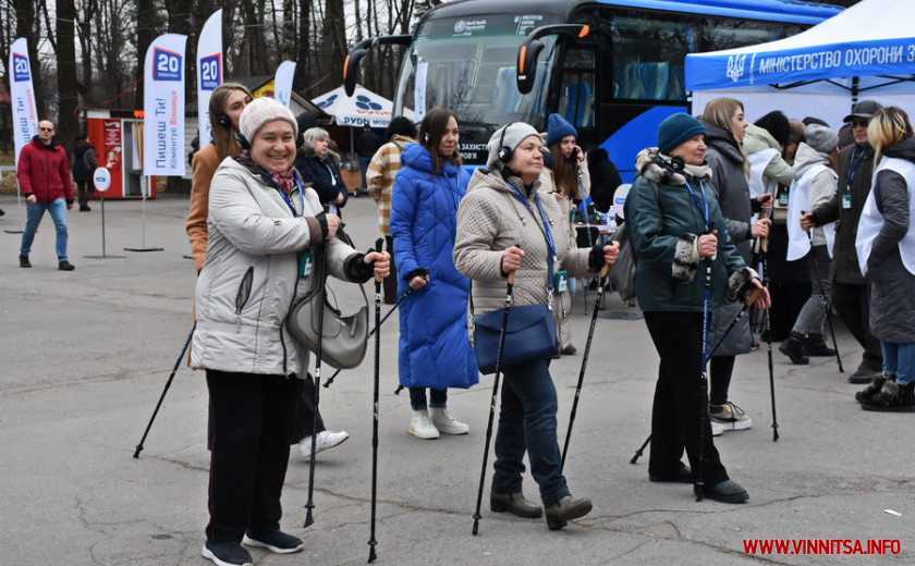 У Центральному парку ім. Леонтовича вінничани вчилися скандинавській ходьбі та перевіряли стан здоров’я  - фото 12