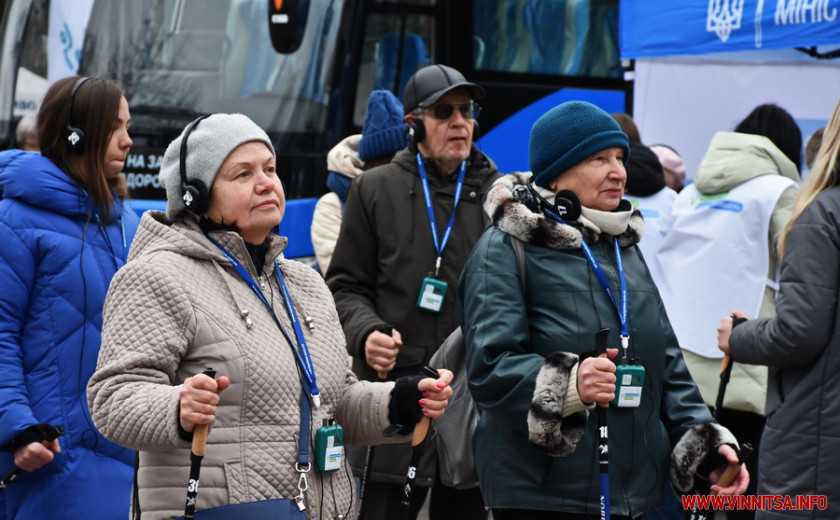 У Центральному парку ім. Леонтовича вінничани вчилися скандинавській ходьбі та перевіряли стан здоров’я  - фото 13