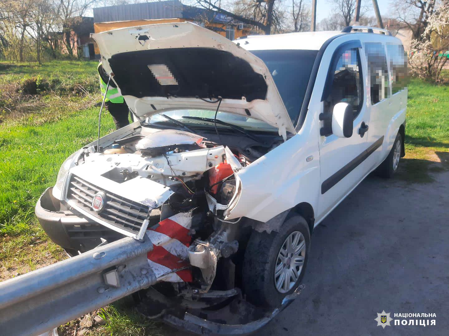 В селі на Вінниччині з дороги з’їхав Fiat, у якому були дві жінки, 91-річна пасажирка померла