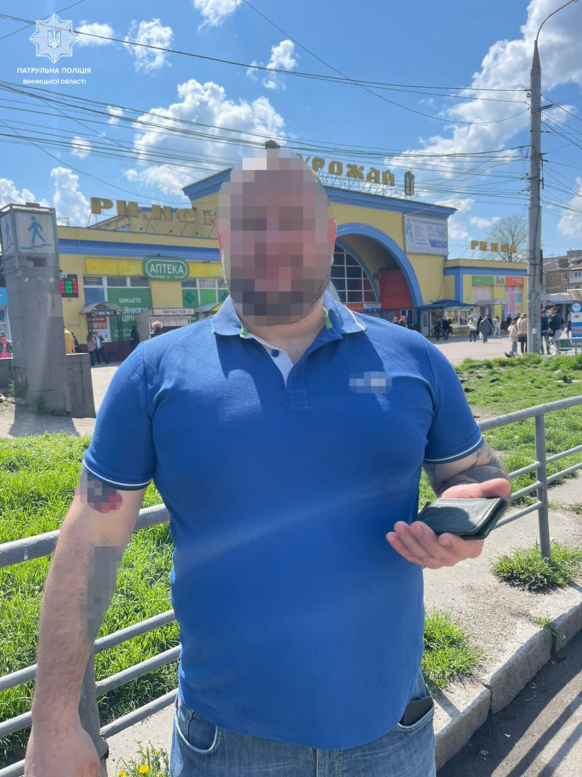 На Вінниччині у центрі міста під ялинкою знайшли гроші, шукають власника гаманця - фото 2