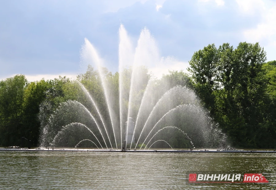 У Вінниці розпочав роботу фонтан біля центрального мосту. Фоторепортаж