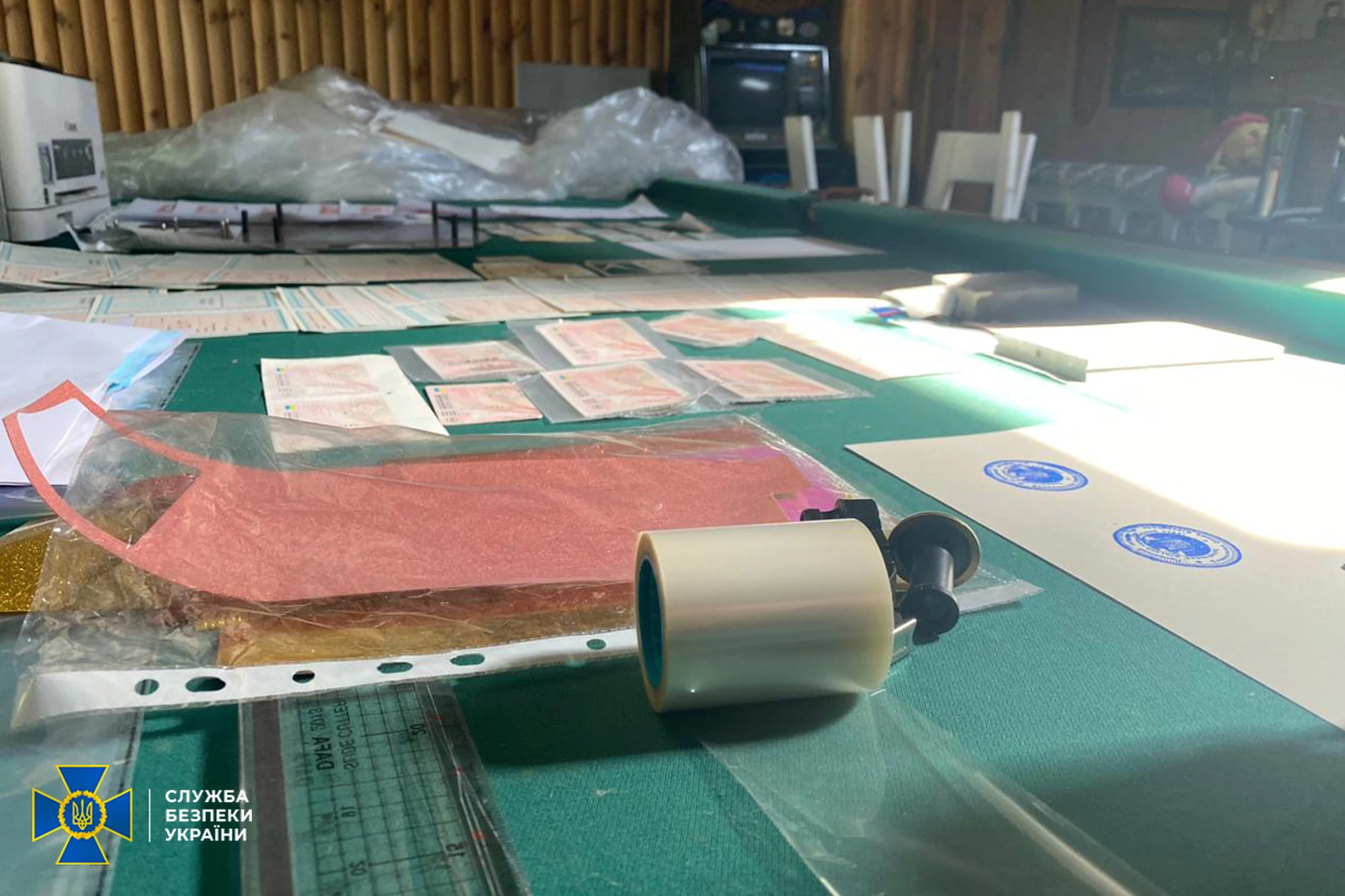 Підпільна типографія виготовляла фальшиві паспорти для «легалізації» росіян в Україні та ЄС