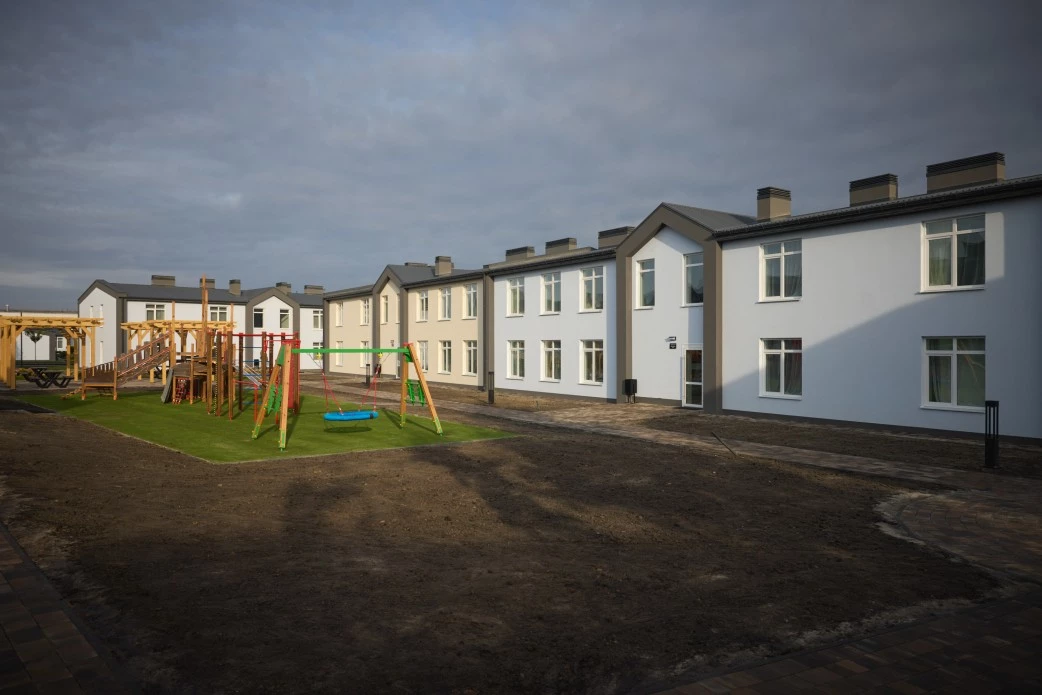 Зеленський на Київщині подивився, яке житло будують для людей, що втратили свої домівки. Фото